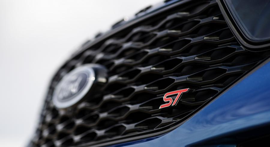 Логотип Ford Explorer ST 2019 года  (фото 8 из 21)